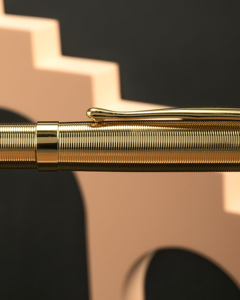 قلم رجالي ذهبي مخطط معدني فاخر راقي