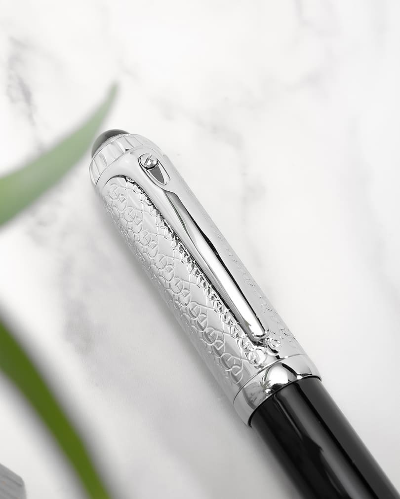قلم رجالي فضي وأسود مزخرف معدني