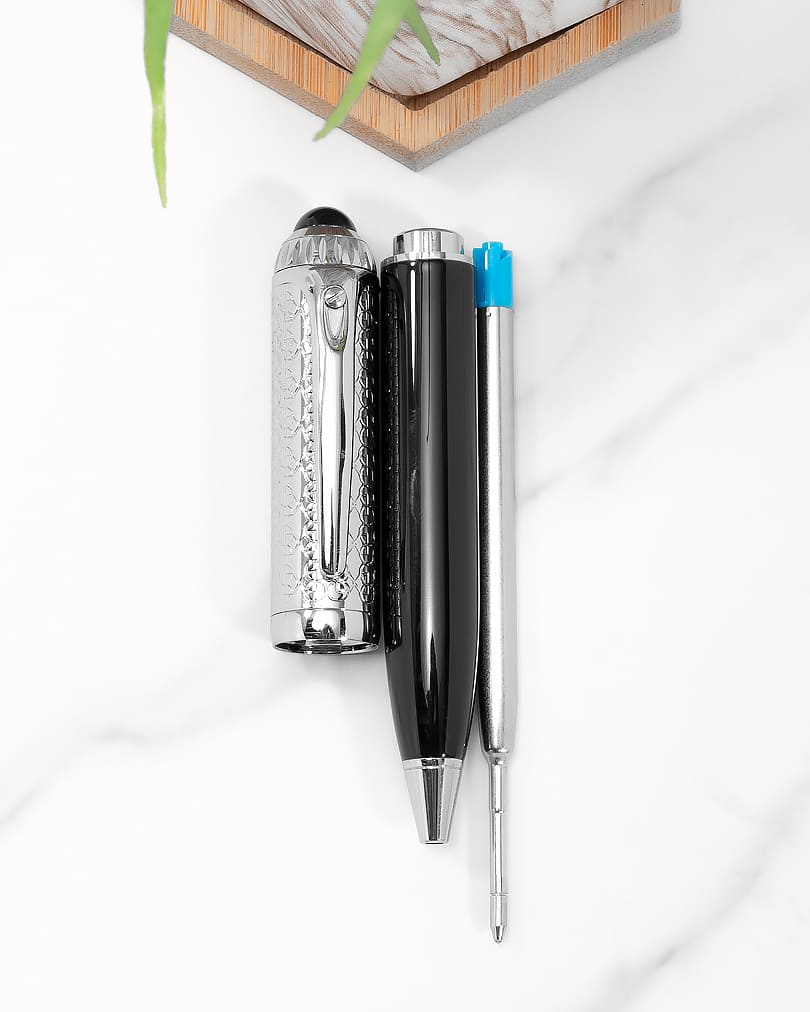 قلم رجالي فضي وأسود مزخرف معدني