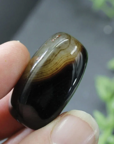 سوار معصم رجالي عقيق أسود بعروق