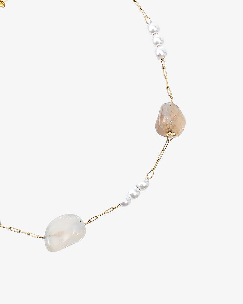 سوار أنيق يجمع بين الجمال الطبيعي والفخامة