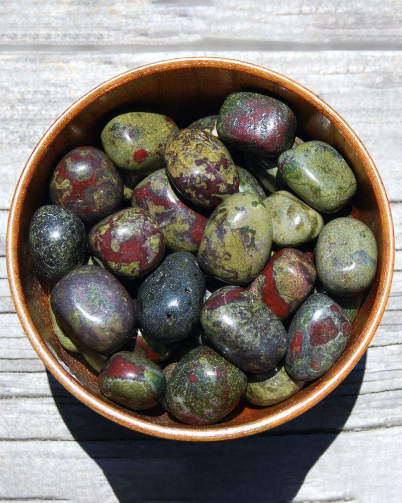 سبحة حجر طبيعي دراقون بلود