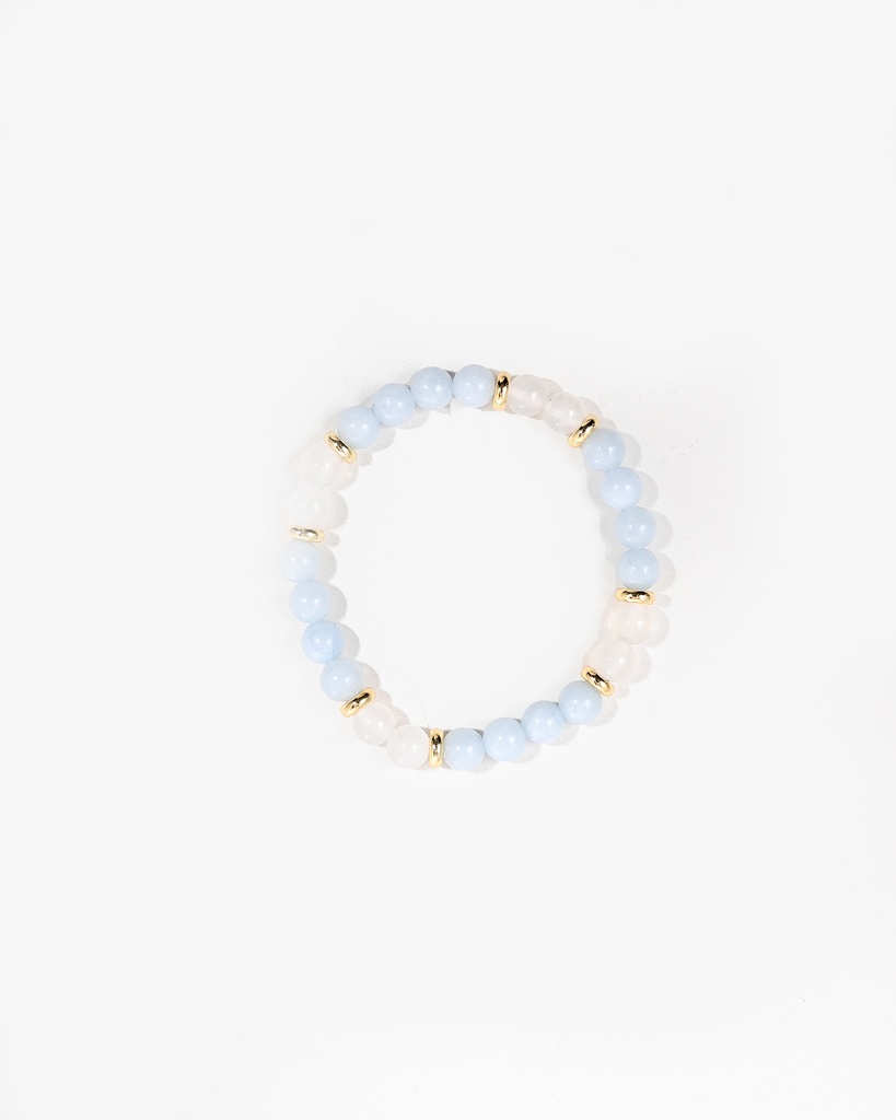 سحر الزبرجد السماوي مع لمسة الجاد الأبيض