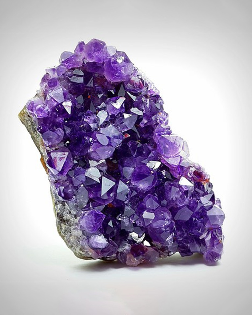 سلسلة الجمشت الطبيعي المزين باللؤلؤ