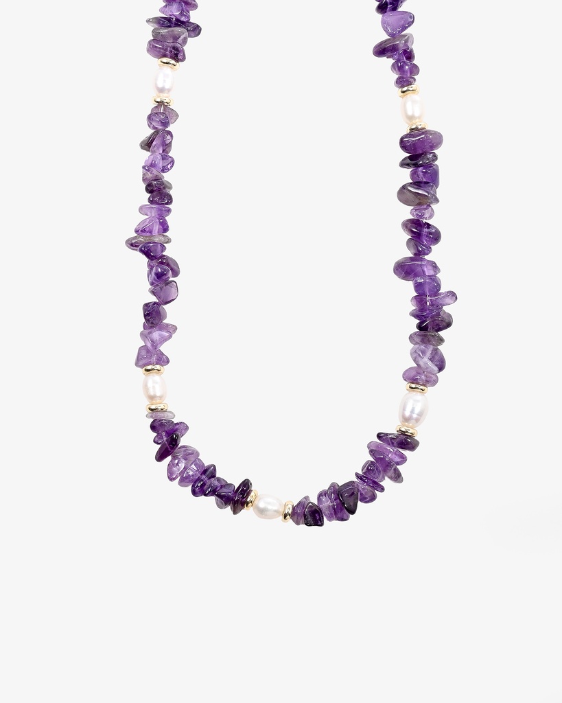 عقد أنيق يجمع بين الجمال الطبيعي والفخامة