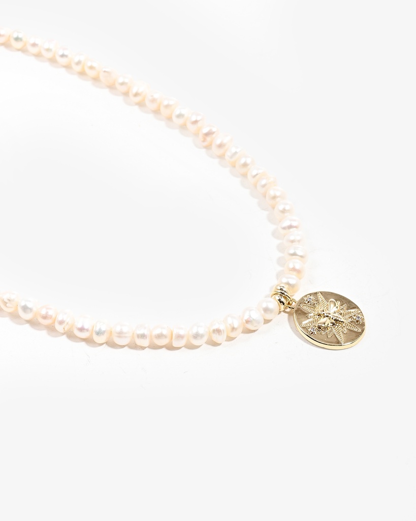 سلسلة لؤلؤ طبيعي مع دلاية ذهبية