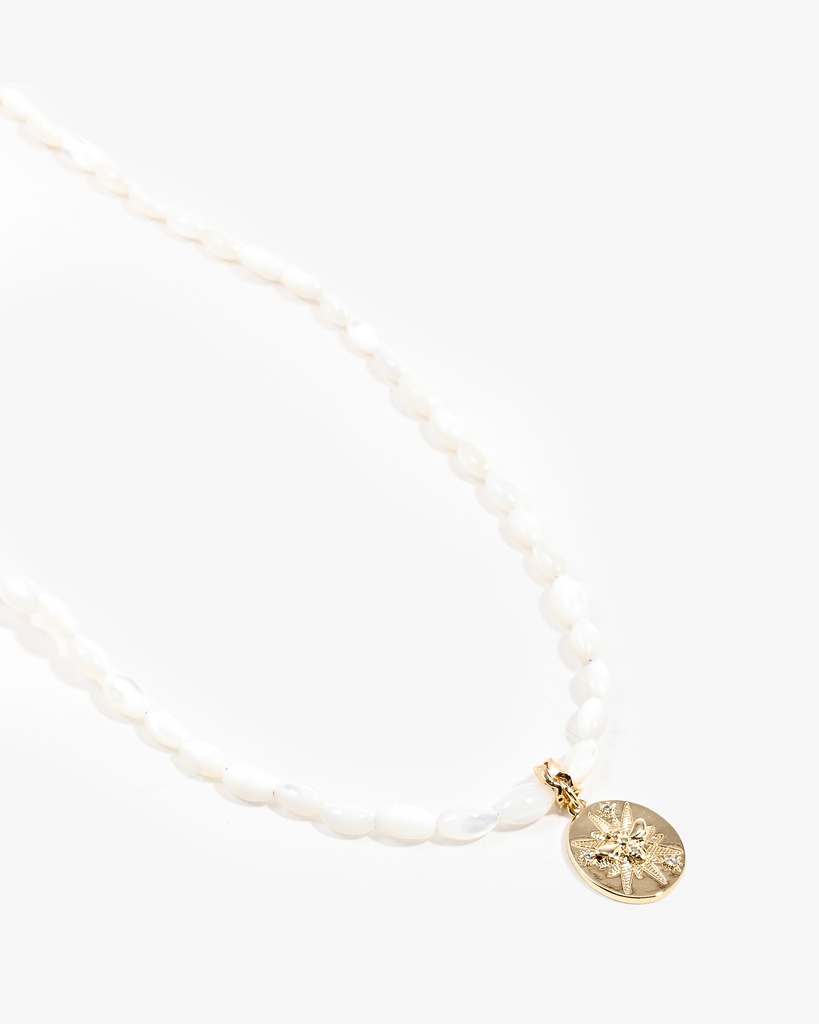 سلسلة من الصدف الطبيعي مع تعليقة مميزة