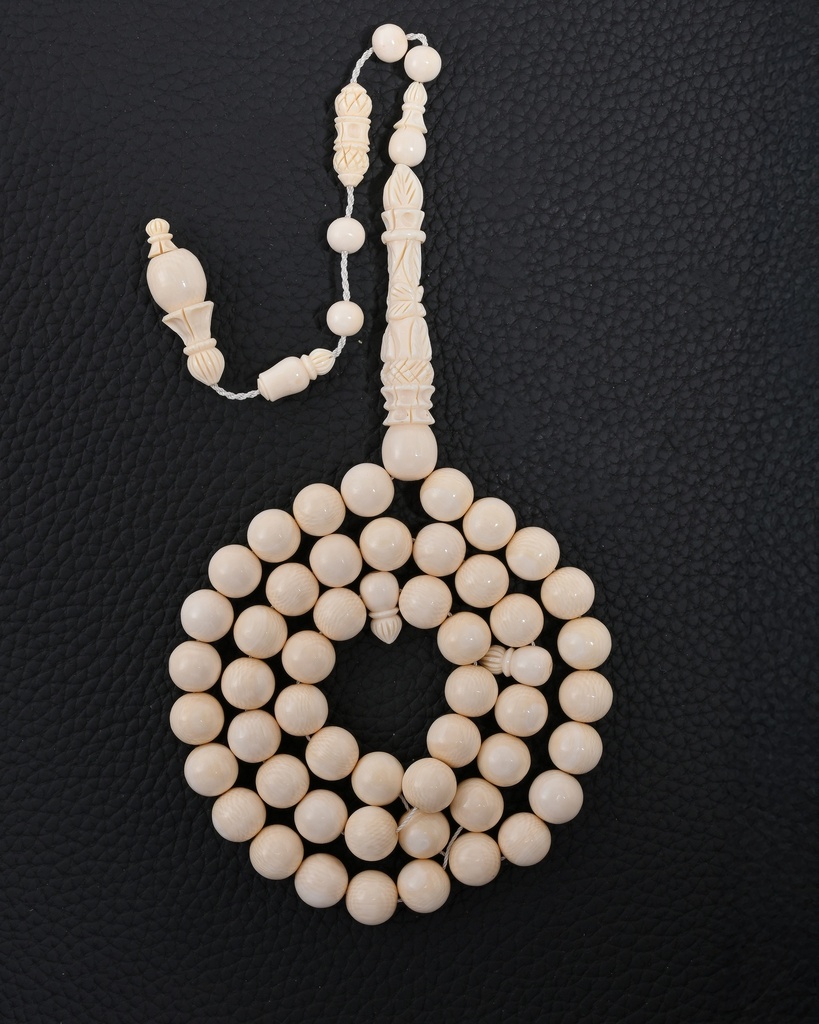 سبحة عاج ناب الفيل… فخامة الندرة وروح الأصالة