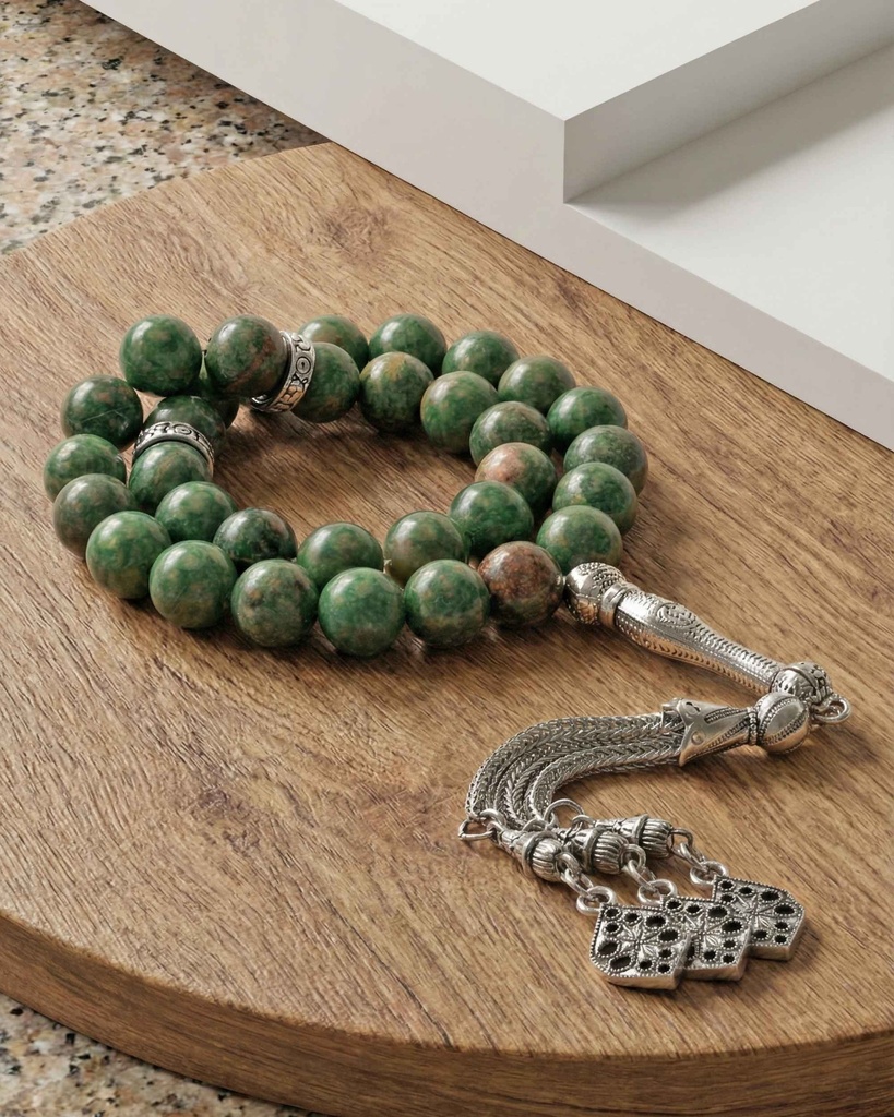 سبحة انيقة حجر طبيعي ميكا