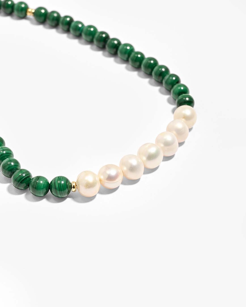 عقد الملاكيت واللؤلؤ – فخامة الطبيعة وأناقة اللؤلؤ