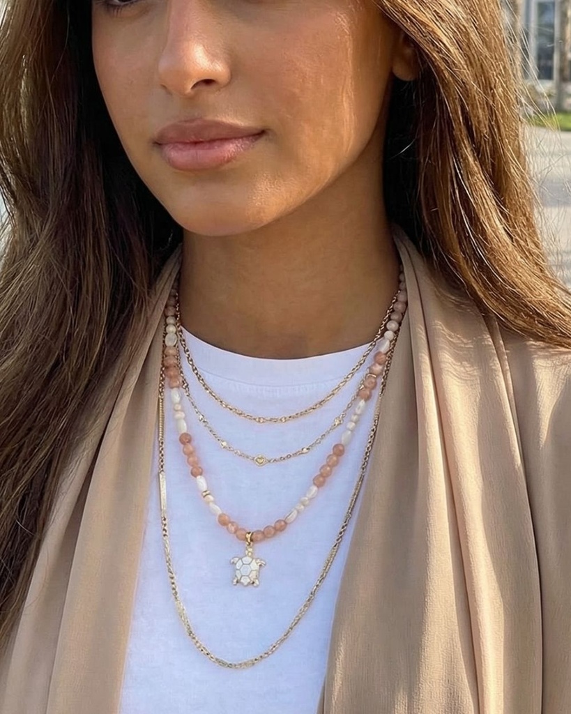 عقد نسائي حجر رملي وصدف طبيعي بتعليقة السلحفاة