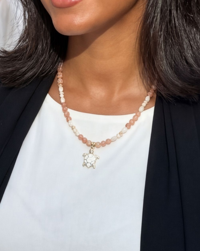 عقد نسائي حجر رملي وصدف طبيعي بتعليقة السلحفاة