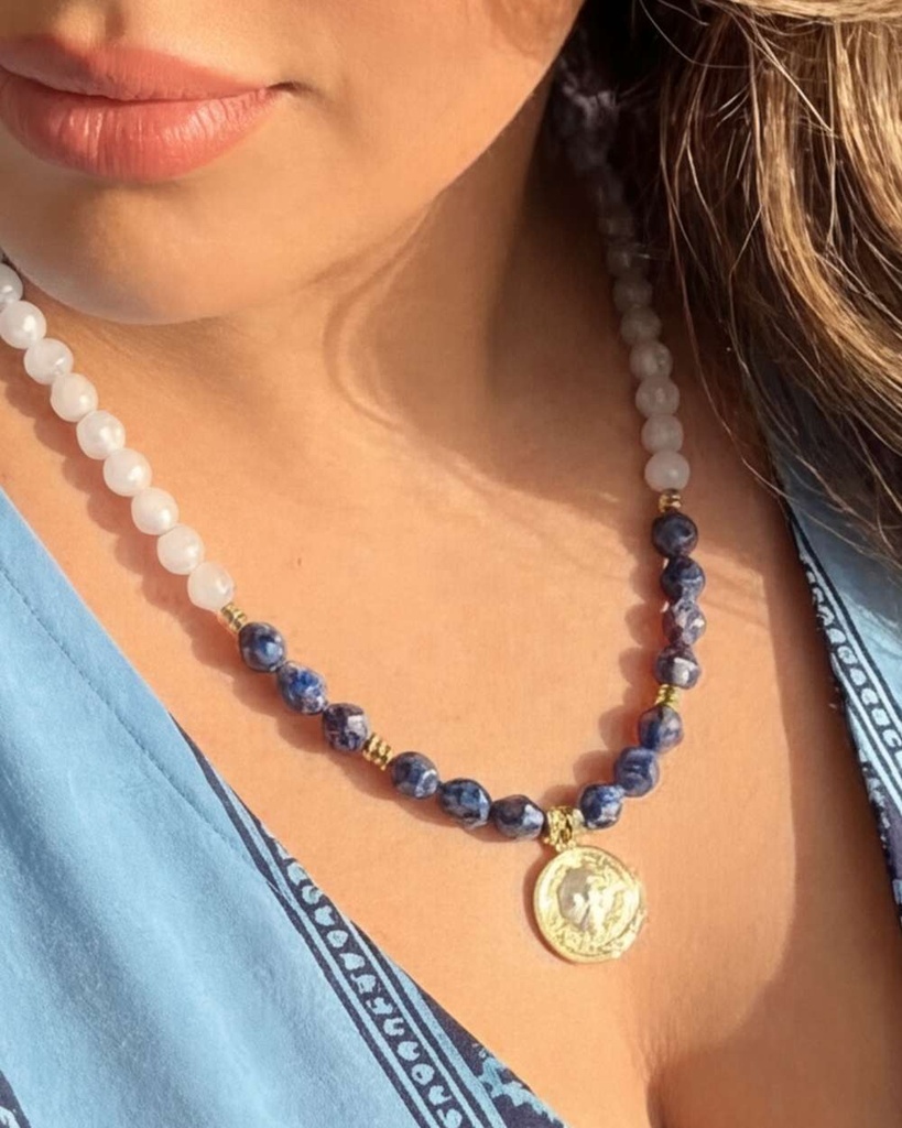 عقد حجر الزبرجد واللازورد الفاخر