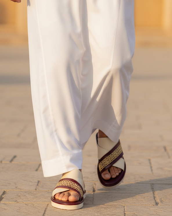 صندل عصري بتطريز بلونين عودي وسكري