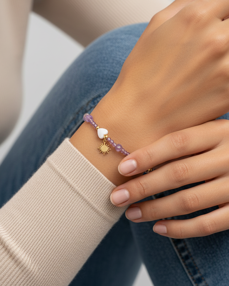 سوار رقيق يعكس جمال الأناقة العصرية