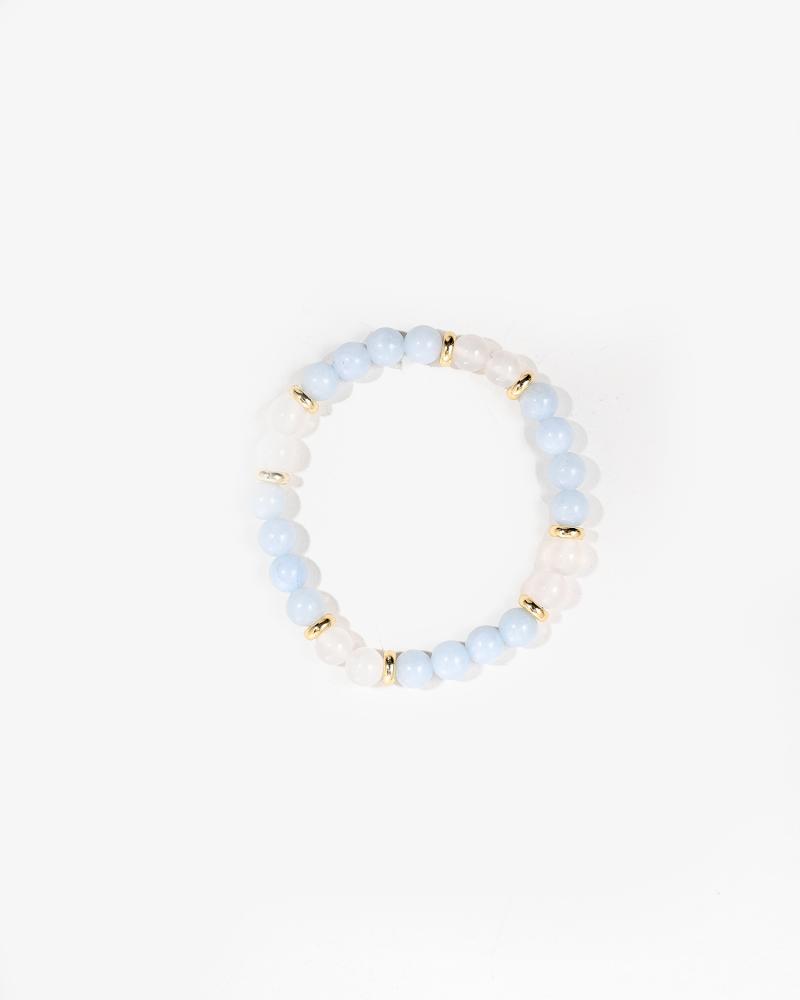 سحر الزبرجد السماوي مع لمسة الجاد الأبيض