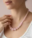 سلسلة الكوارتز الوردي – لمسة من السحر والرقة